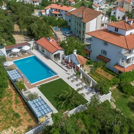 Apartment In Pjescana Uvala Mit Garten, Grill