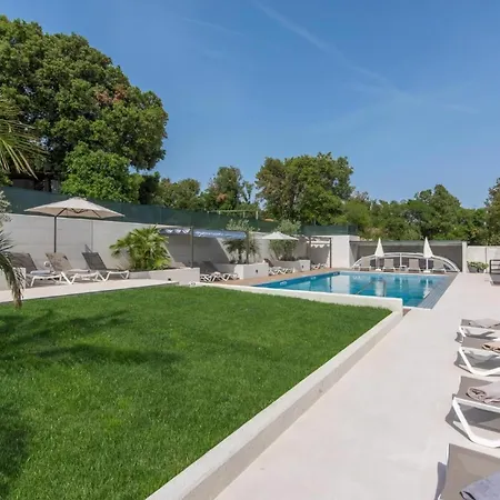 Apartment In Pjescana Uvala Mit Garten, Grill