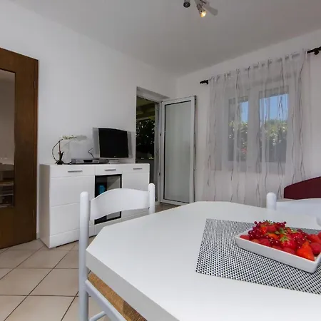 Apartment In Pjescana Uvala Mit Garten, Grill Pula